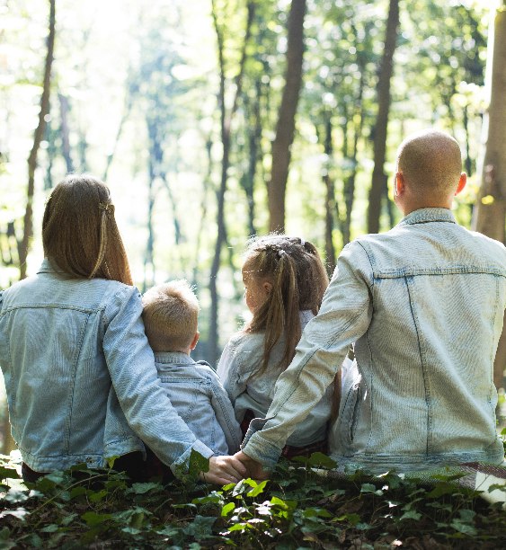 Familie fericită planificând viitorul financiar